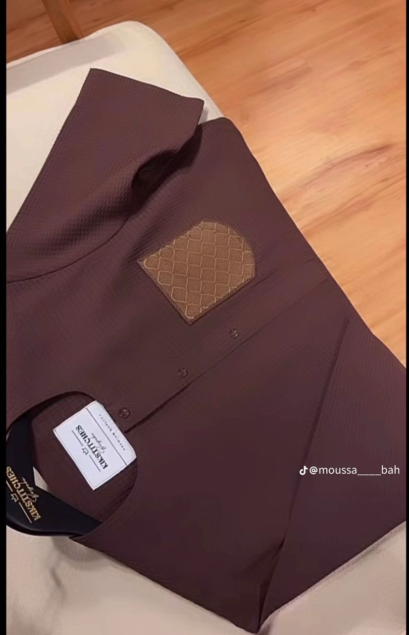 Chemise bazin chocolat — poche brodée caramel.