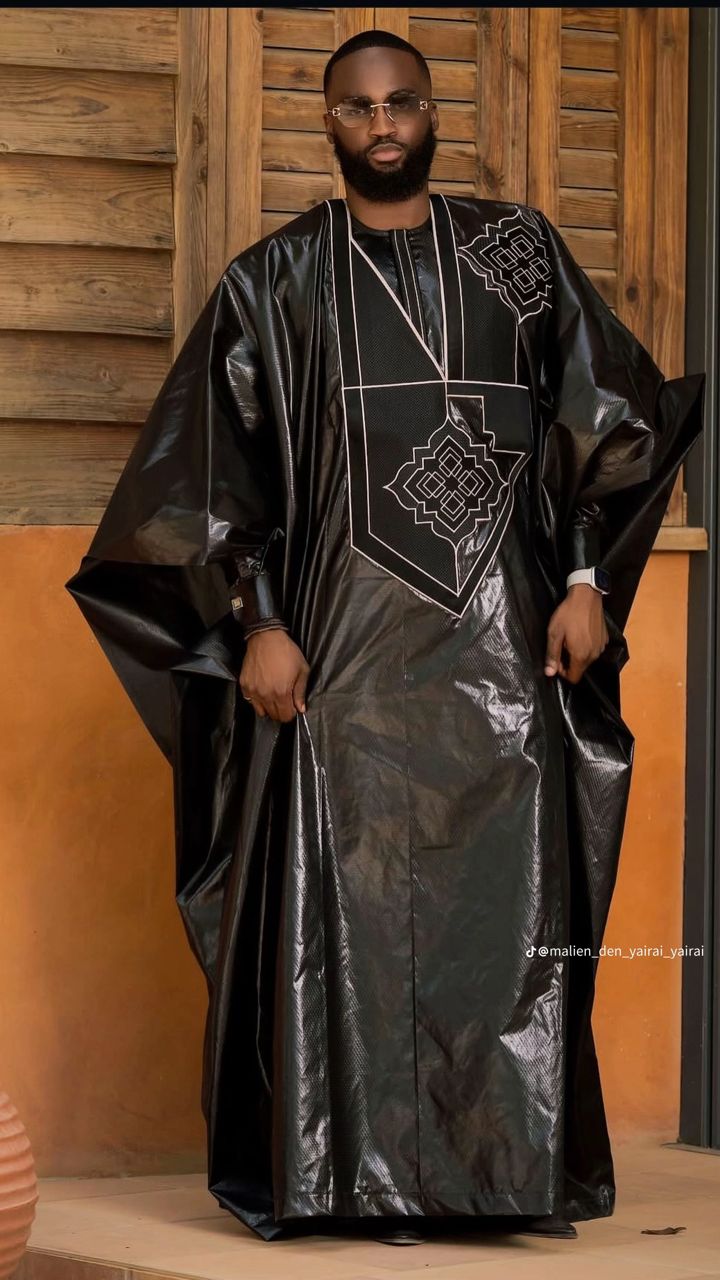 Boubou noir laqué — broderie géométrique blanche.
