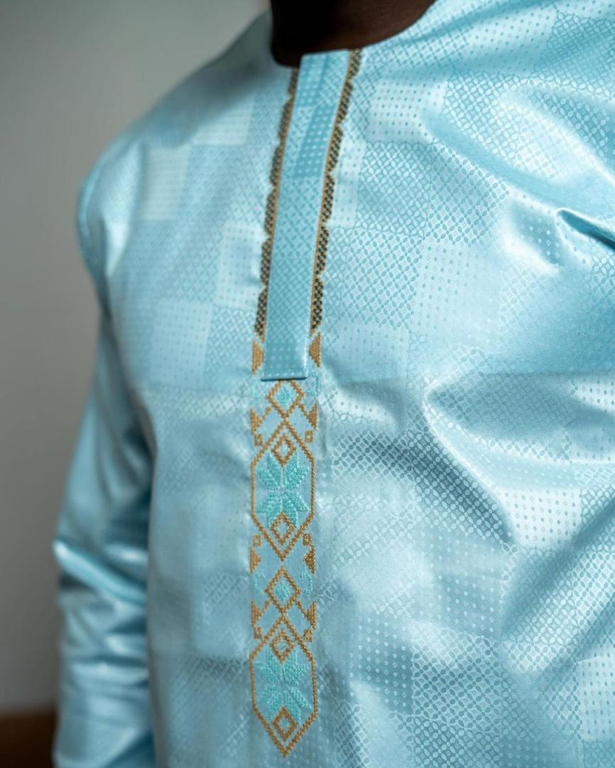Bazin bleu ciel — broderie dorée géométrique.
