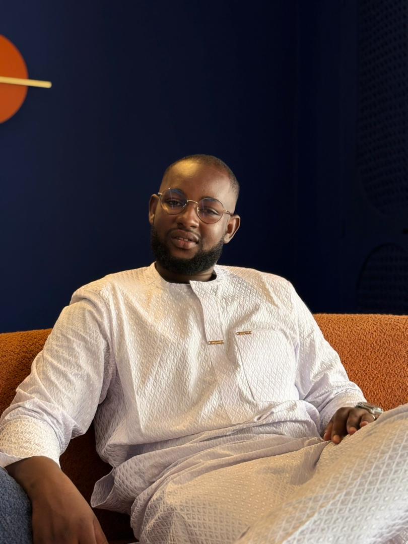 Seyla Wane, fondateur de Wane Service, en tenue traditionnelle en bazin blanc