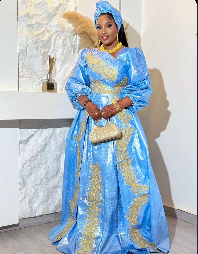 Robe longue bleu ciel — broderie dorée florale.