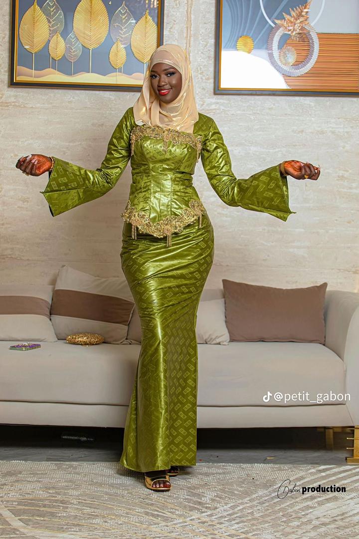 Ensemble peplum vert olive — finition perlée dorée.