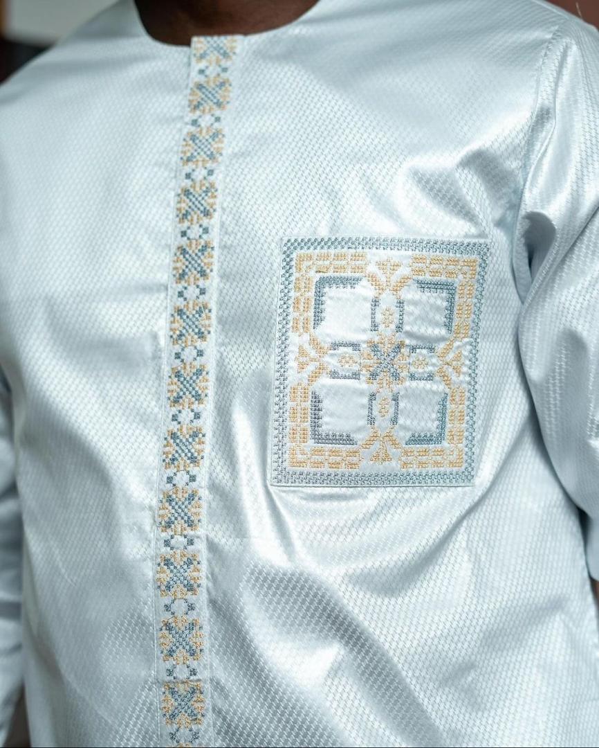 Bazin blanc nacré — broderie pastel sur poche.