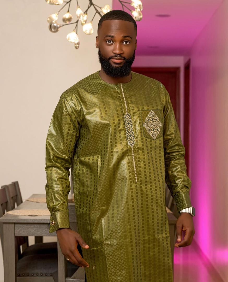 Boubou homme en bazin vert olive, broderie discrète.