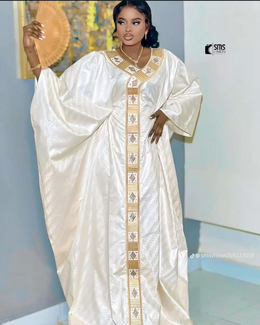 Boubou ample blanc cassé — galon doré incrusté.