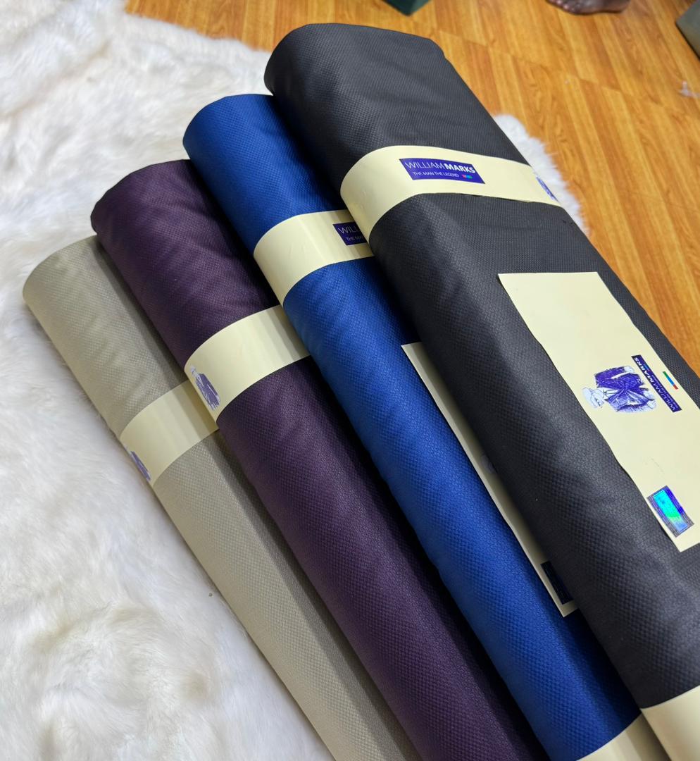 Rouleaux de bazin riche — coloris taupe, prune, bleu roi et noir.