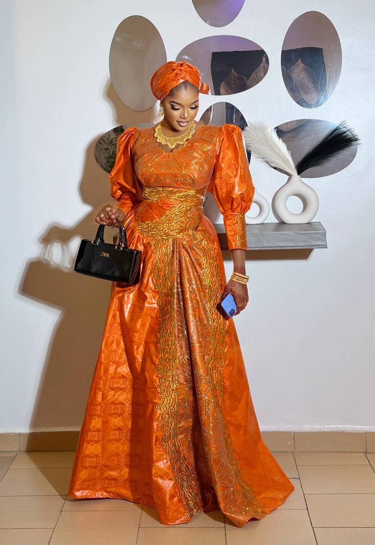 Ensemble orange flamboyant — broderie or scintillante.